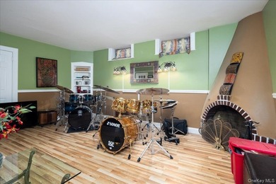 Stunning 3 Bedroom, 3 Bathroom Tudor nestled in the heart of - photo 19