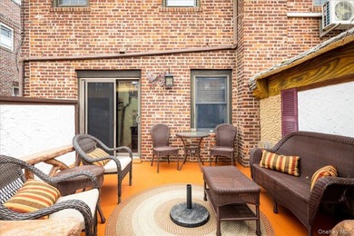 Stunning 3 Bedroom, 3 Bathroom Tudor nestled in the heart of - photo 25