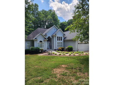 Welcome home to this beautifully maintained traditional - photo 1