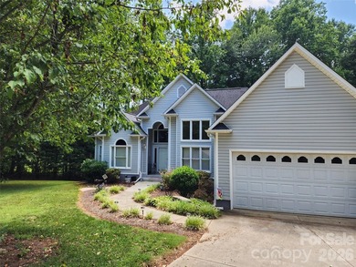 Welcome home to this beautifully maintained traditional - photo 2