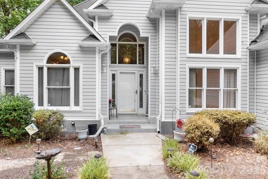 Welcome home to this beautifully maintained traditional - photo 4