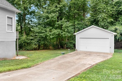 Welcome home to this beautifully maintained traditional - photo 5