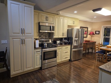 Located in the highly desirable Lake Lorraine Estates community - photo 7