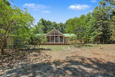 Waterfront on Lake Talquin! Plenty of room to spread out on a - photo 3