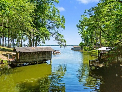 Waterfront on Lake Talquin! Plenty of room to spread out on a - photo 4