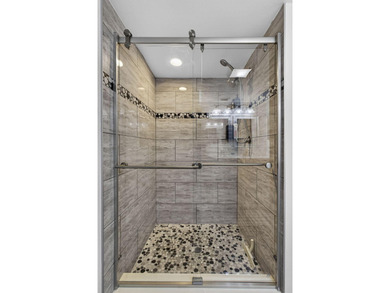 Beautifully fully renovated 2-bedroom, 2-bath condo situated in - photo 24