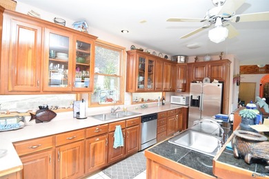 Located on the main channel of Lake Guntersville, this stunning - photo 22