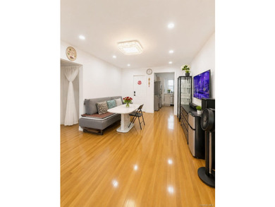 Beautiful One-Bedroom Garden-Style Apartment located on the - photo 2