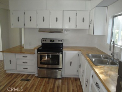GREAT REMODELED WITH NEW PAINT, FLOORING, ROOF & APPLIANCES - photo 8