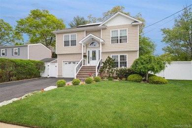 Beautifully maintained custom-appointed hi-ranch! Built in 2004 - photo 1