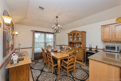 Beautifully maintained custom-appointed hi-ranch! Built in 2004 - photo 9