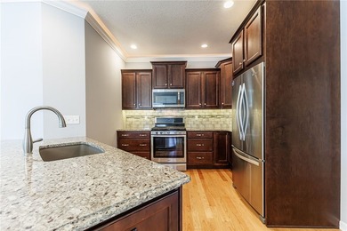 Welcome to this beautifully upgraded ranch end-unit townhome - photo 7