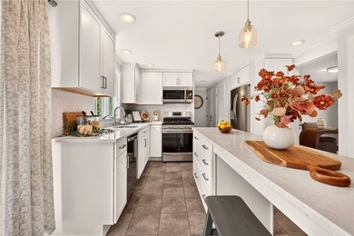 SHOWSTOPPER!! This **MAGAZINE-WORTHY** 4-bedroom 2.5-bath - photo 7