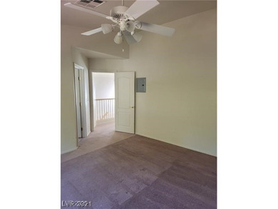 Welcome HOME to the GATED community of Parkway Villas!! This