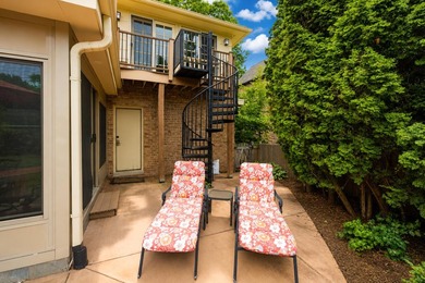 Rare mid-century colonial--meaning larger windows and bright - photo 21