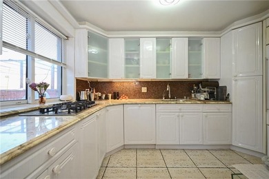 This beautifully maintained 3-bedroom, 3-bath duplex offers - photo 8