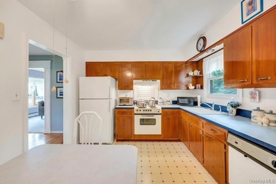 Welcome to this charming 3-bedroom, 1 1/2-bath ranch perfectly - photo 9