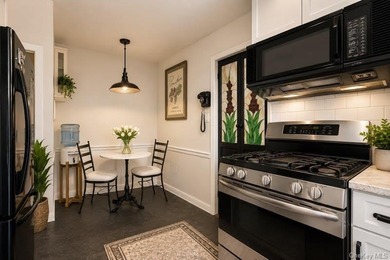 Solid all-brick attached Colonial in prime Flushing location - photo 5