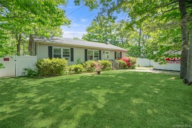 Beautifully maintained 3 bedroom, 2 bath ranch featuring an open - photo 2