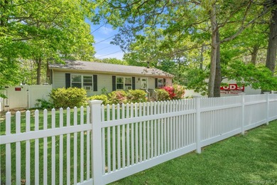 Beautifully maintained 3 bedroom, 2 bath ranch featuring an open - photo 3