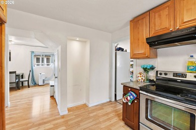 Welcome home to this charming 4 bedroom, 1 bathroom home - photo 7