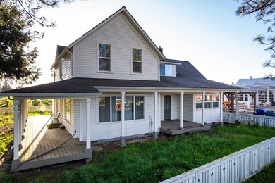 Own a community landmark farm with views in every direction and - photo 1