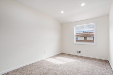 Move right into this renovated, Townhouse, with 2-bedrooms, 1.5 - photo 21