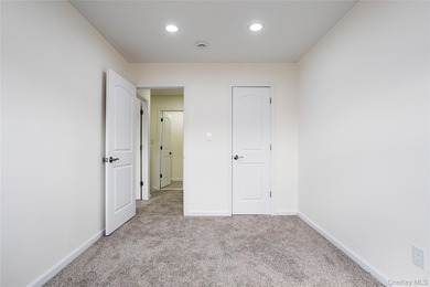 Move right into this renovated, Townhouse, with 2-bedrooms, 1.5 - photo 22