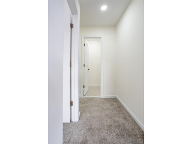 Move right into this renovated, Townhouse, with 2-bedrooms, 1.5 - photo 23