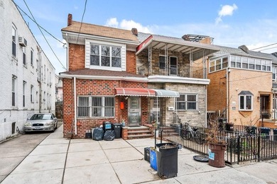 This spacious semi-detached brick one-family duplex is ideally - photo 1