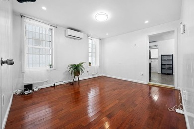 This spacious semi-detached brick one-family duplex is ideally - photo 5