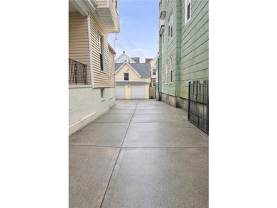 Fully detached 3 family property size 30x40 on a 50x100 lot - photo 4