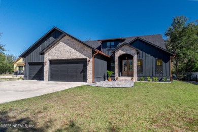 Lake Home ActiveUnderContr in Hampton, Florida