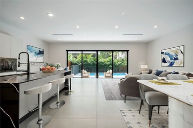 Discover this one-of-a-kind duplex consisted of TWO 5-bedroom, 5 - photo 4