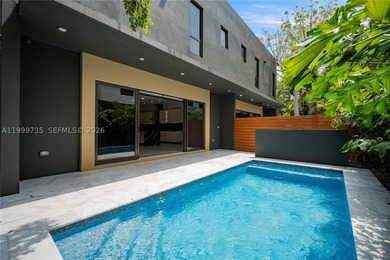 Discover this one-of-a-kind duplex consisted of TWO 5-bedroom, 5 - photo 9