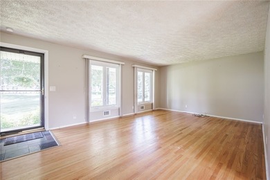 Welcome home to this beautifully maintained 3-bedroom - photo 4