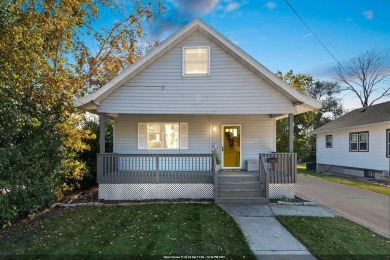 Little Lake Butte des Morts Home For Sale in Neenah Wisconsin