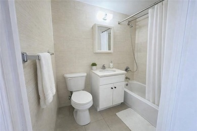 Bright and well-maintained 2 bedrooms, 2 bathrooms condo located