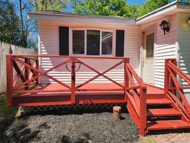 Location, Location! Affordable, year round 2 bedroom, 1 bathroom - photo 2