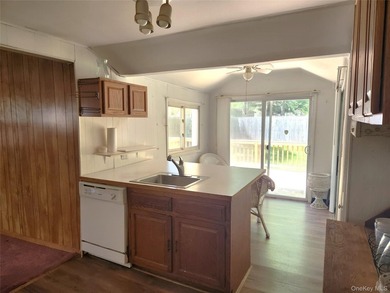 Location, Location! Affordable, year round 2 bedroom, 1 bathroom - photo 8