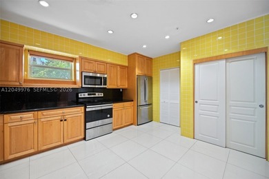 Welcome to your charming courtyard retreat with a gracious foyer - photo 11