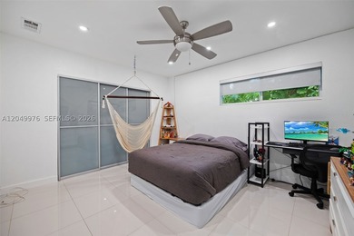 Welcome to your charming courtyard retreat with a gracious foyer - photo 25