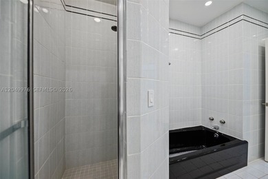Welcome to your charming courtyard retreat with a gracious foyer - photo 28