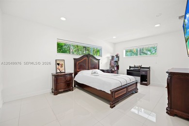 Welcome to your charming courtyard retreat with a gracious foyer - photo 29