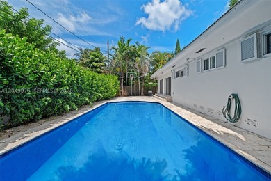 Welcome to your charming courtyard retreat with a gracious foyer - photo 36