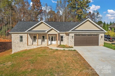 Lake Hickory Home For Sale in Hickory North Carolina