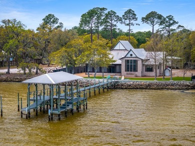 Bayfront estate on .82 acres with 140+ feet of waterfront in - photo 1