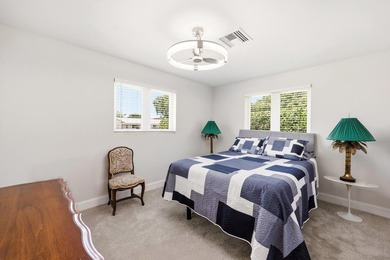 Beautifully updated, move-in-ready coastal retreat just minutes - photo 11