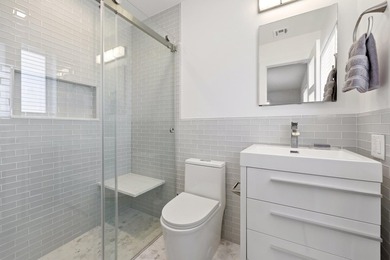 Beautifully updated, move-in-ready coastal retreat just minutes - photo 12