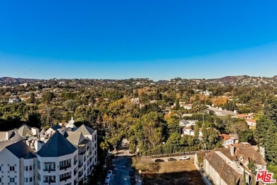 Perched high above Los Angeles, with sweeping panoramic vistas - photo 15
